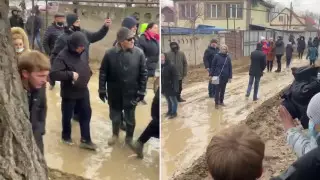 "Тонем в грязи". Жители Алгабаса вышли на улицы с требованиями к акимату