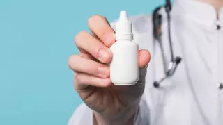 Во Франции запретили продажу назального спрея от коронавируса