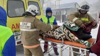 Суровые погодные условия в ЗКО: машина скорой с больным застряла в сугробе