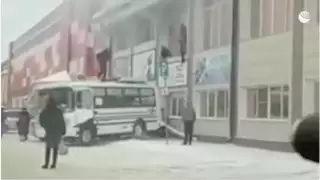 Водитель автобуса подъехал к горящему зданию, чтобы спасти прыгающих людей