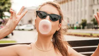 Врач развеяла популярные мифы о жвачке