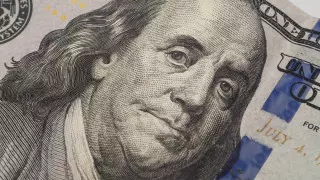 Официальный курс доллара на выходные и понедельник резко вырос