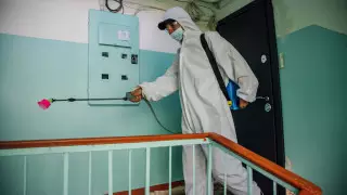 Два человека погибли и шестеро госпитализированы после травли насекомых в Актау