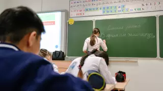 "Не істеп отырсың маған бақырайып?". Желіде мұғалімдерге ұрысқан әйелдің видеосы тарады