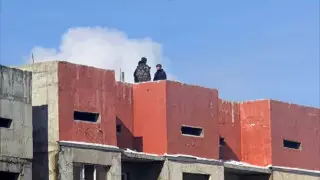 "Полез за подростками". Полицейский упал с крыши недостроенного дома в Алматы