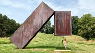 Летающий слон и лестница в небо. Где увидеть скульптуры, игнорирующие законы физики