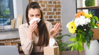 "Вирус передается через цветы": казахстанцы шутят перед 8 Марта