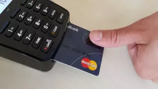 Samsung и Mastercard запустят платежные карты со сканером отпечатков