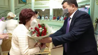 Аким Атырауской области поздравил женщин с 8 Марта