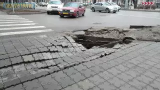 "Провал через весь тротуар": алматинцы пожаловались на новую яму