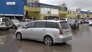 Улицы превратились в реки после дождя в Алматы