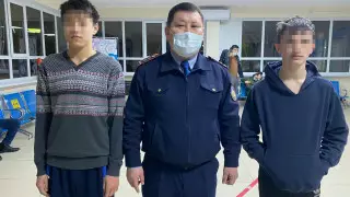 Мальчишки едва не погибли, провалившись под лед: их спас атырауский полицейский