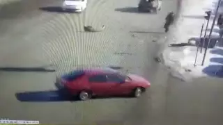 Авто снесло столб в Уральске. Оказавшийся рядом прохожий уцелел дважды