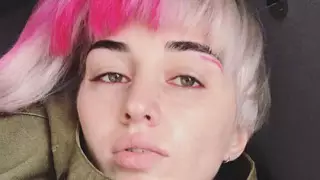 В Дагестане суд отобрал у женщины троих детей из-за розовых волос и татуировок