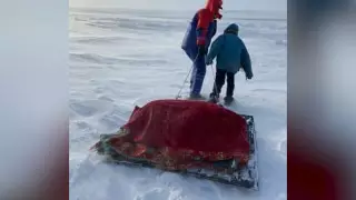 Скорая не проехала. Сын тащил больного отца к врачам в Аркалыке