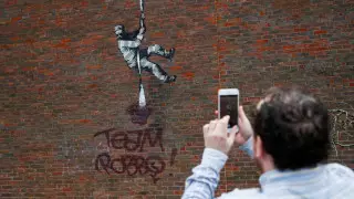 Вандалы испортили граффити Бэнкси в Великобритании