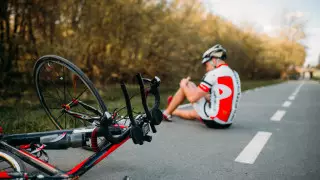 Авто протаранило группу подростков на велосипедах во Франции