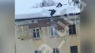 Житель ВКО упал с крыши многоэтажки при очистке снега и не пострадал