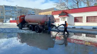 Уральск превратился в Венецию: службы круглосуточно откачивают талые воды