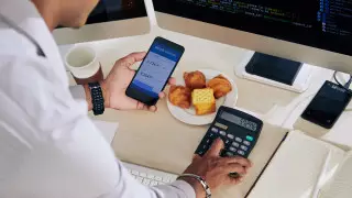 Сотрудники банков обманули карагандинцев на 17 миллионов