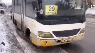 Ездил с подложным госномером: водитель, лишенный прав, управлял автобусом в Караганде