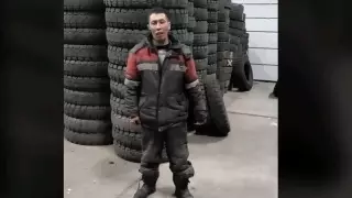 Слесарь шиномонтажки стал звездой TikTok, исполняя песни на фоне покрышек