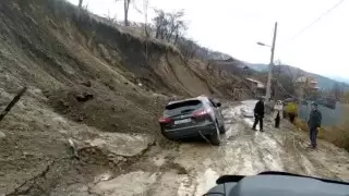 "Не можем попасть домой". Еще один микрорайон Алматы утопает в грязи