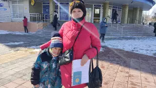 Первокласснику стало плохо в давке за транспортной картой в Костанае