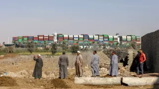 "Кризис закончился". Блокировавшее Суэцкий канал судно буксируют к озеру