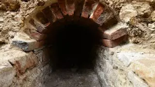 Подземный тоннель со скелетами нашли во время ремонта дороги в Польше