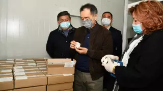 Сагинтаев проверил готовность инфраструктуры для приема вакцин