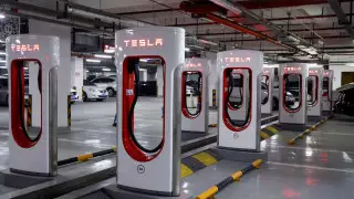 Tesla построит самую большую в мире зарядную станцию