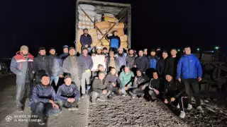 Жители Жанаозена пришли на помощь попавшим в беду турецким дальнобойщикам