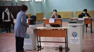 Референдум по изменению конституции и выборы депутатов идут в Кыргызстане