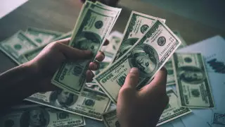 Курс доллара опустился ниже 430 тенге