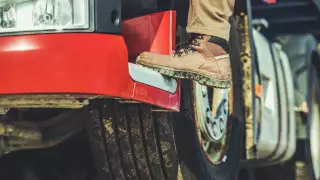 "Деньги не берут". Зачем чеченцы кормят застрявших на трассе казахстанцев