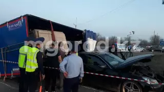 Cтолкновение "Газели" и Mercedes попало на видео в Уральске