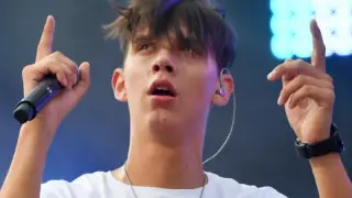 Певца Тиму Белорусских приговорили к двум годам "домашней химии"