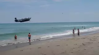 Самолет времен Второй мировой сел на пляже в метрах от людей в США