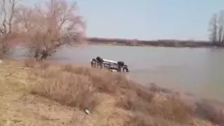 Внедорожник с трупом мужчины извлекли из реки Есиль в СКО