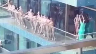 "Это приличные девушки". Бизнесмен раскрыл подробности "голой фотосессии" в Дубае