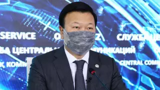 Алексей Цой вакцинируется QAZVAC в прямом эфире