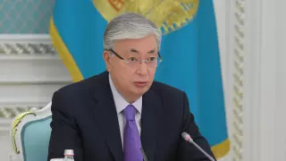 Токаев получил вторую дозу вакцины "Спутник V"