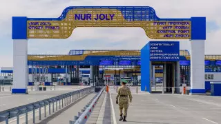 Казахстан временно закроет для авто наземную границу с Китаем