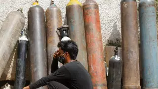 Индийца арестовали за поиск кислорода через Twitter