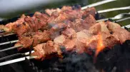 Чем опасны порезы шампурами для шашлыка, рассказал врач