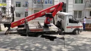 Машина службы спасения провалилась под землю в центре Алматы