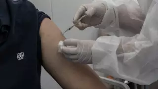 Разрешение вакцинированным работать очно объяснили в Минздраве