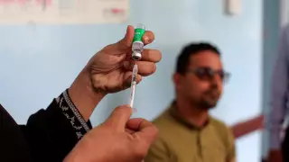 Не вакцинированным от COVID-19 кувейтцам запретили выезд за рубеж