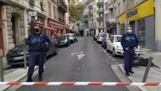 Мужчина трижды ударил себя ножом перед входом в здание полиции во Франции